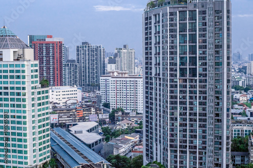 バンコク、エカマイ、ビルの風景、都会、さわやかな青空 © sky studio