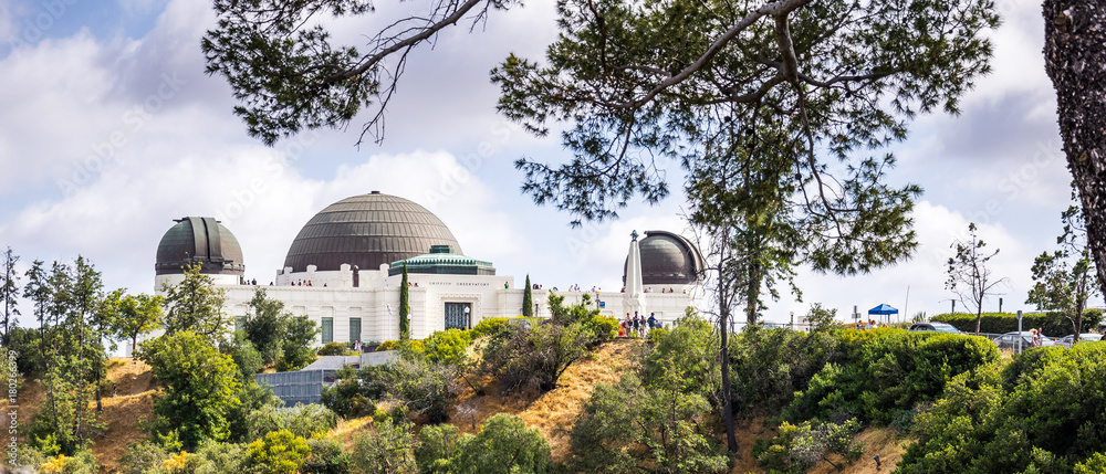 Naklejka premium Astronomical Observatory and Griffith Park. Tourist attraction of the DLOS of Angeles, CA
