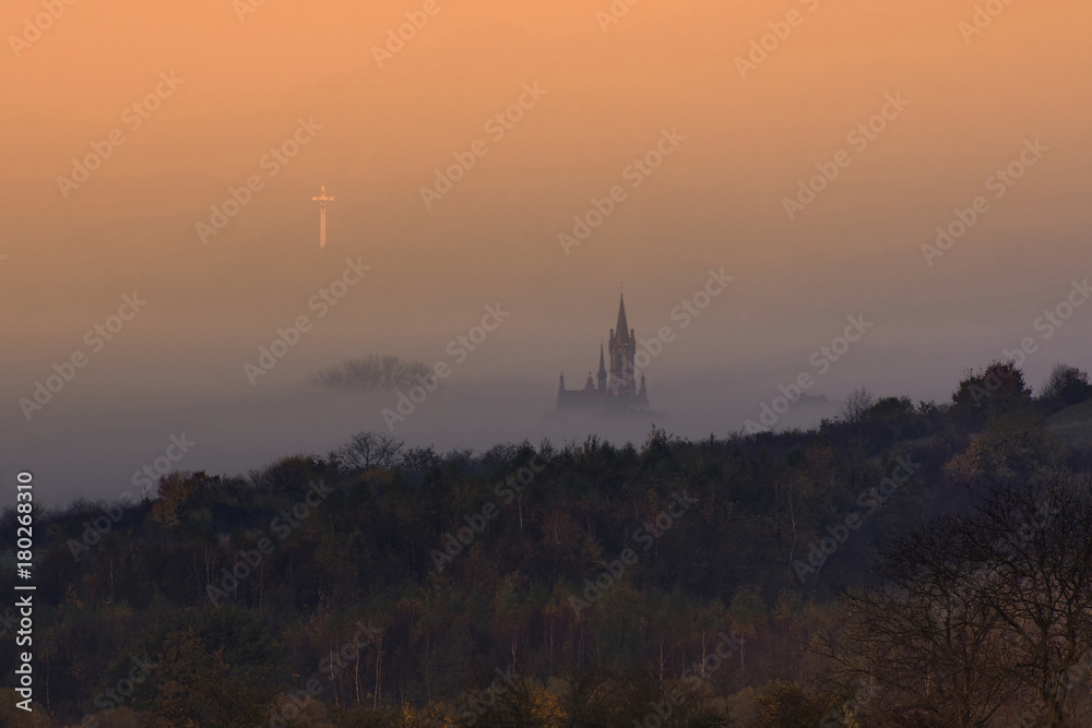 Obraz premium Kościół i krzyż o świcie