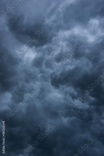 Dunkle Wolken kurz vor einem Gewitter im Sommer