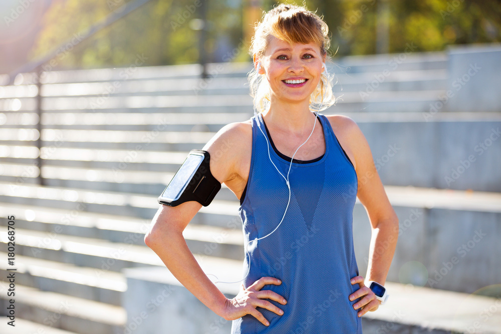 Obraz premium Woman running in urban area 