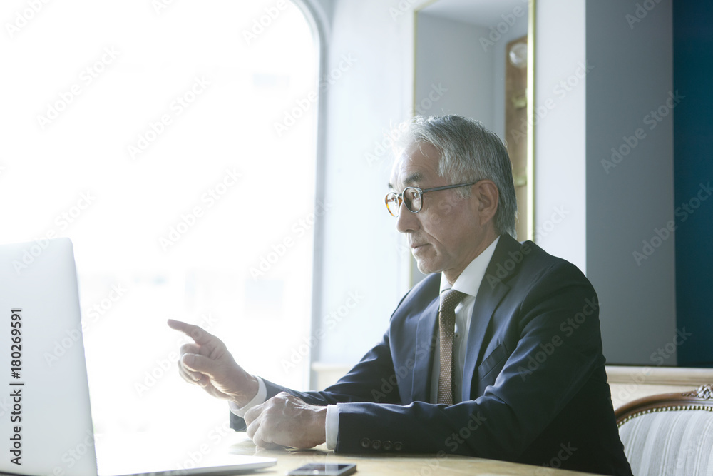 会議中の中高年ビジネスマン 会議中の中高年ビジネスマン