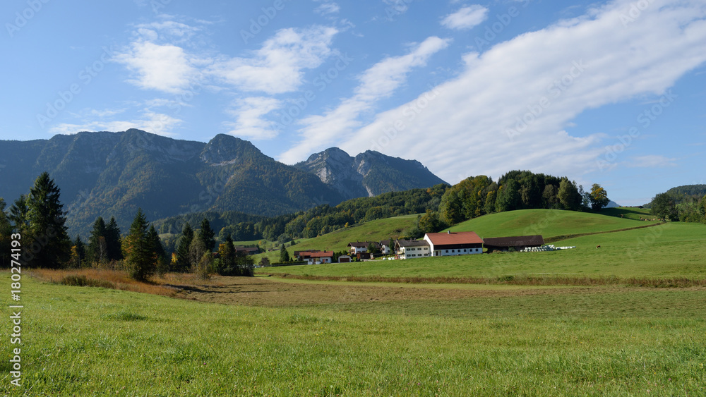Bauernhof bei Inzell im Chiemgau mit Kienberg und Rauschberg, Bayern, Deutschland