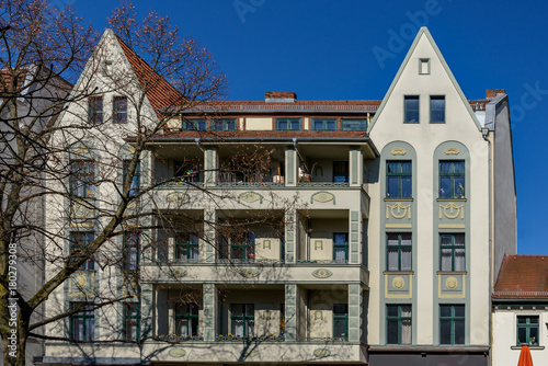 Wohn- und Geschäftshaus mit Schmuckfassade in Berlin-Alt-Tegel