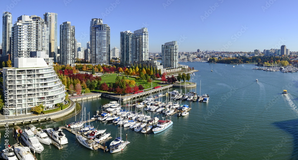 Obraz premium Autumn landscape with panoramic view of false creek in Vancouver downtown, BC, Canada