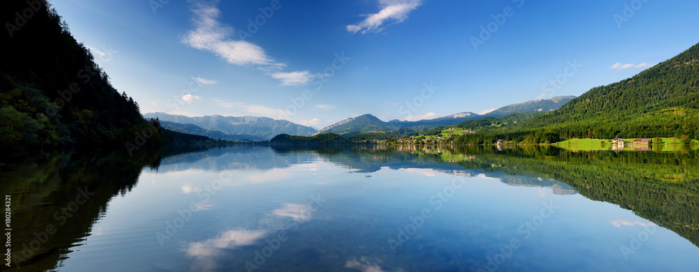 Obraz premium Scenic view of picturesque reflections in calm waters of Hallstatt lake or Hallstatter See, Austria