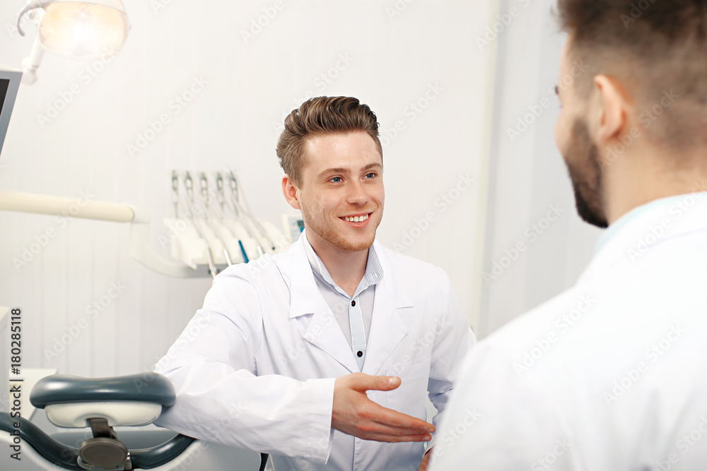 Obraz premium Two doctors meeting