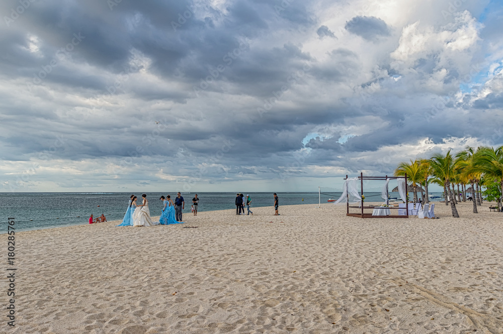 Hochzeit auf Mauritius am Meer mit gedeckten Feierlichkeiten