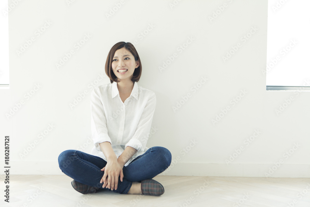 胡座をかいて座る代女性 Stock Photo Adobe Stock