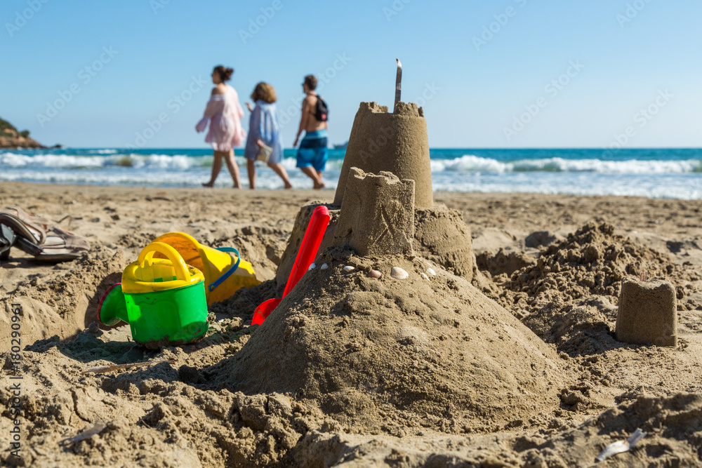 Sandslott på sandstrand