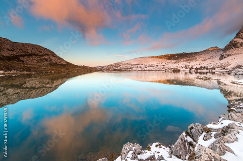 reflejos del cielo en lago nevado en el crepusculo