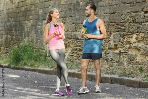 Young man and woman in spor...
