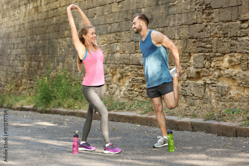 Young man and woman in spor...