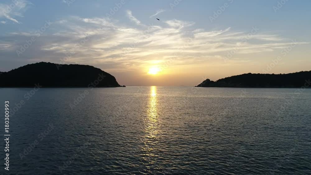 ドローン空撮 夕日 海 後退 ドローン空撮 夕日 海 後退