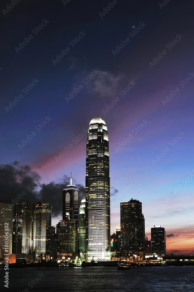 Fototapeta premium Wieżowiec IFC rozświetlony nocą, Hongkong