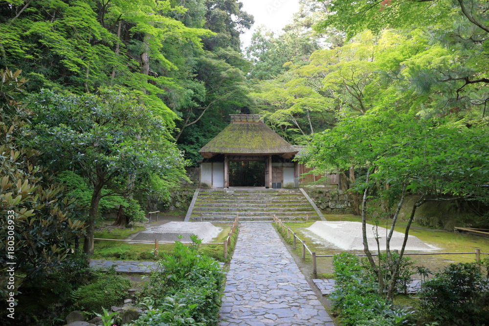 京都の寺の門