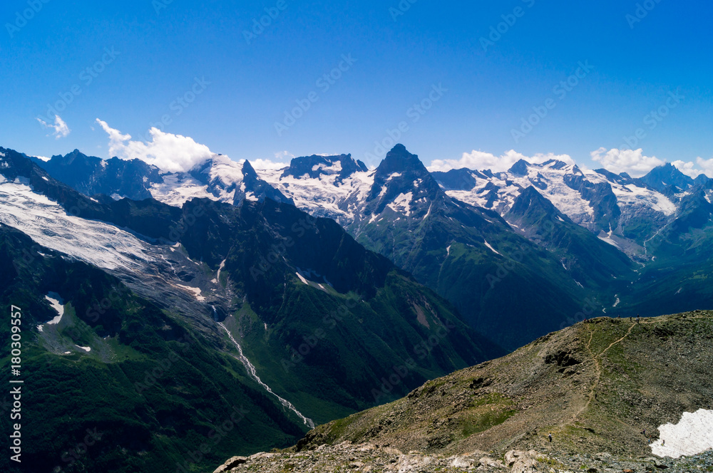 Горная гряда заснеженных вершин, Домбай, лето.