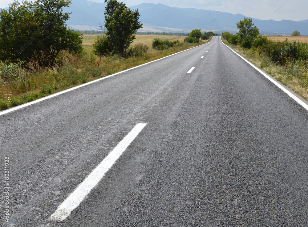 Naklejka premium Panoramic view of empty road with mountains on the background