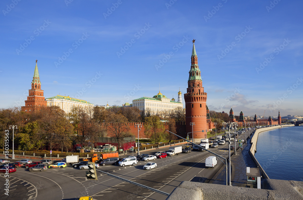 Obraz premium Москва. Башни и стены Кремля на берегу Москвы-реки.