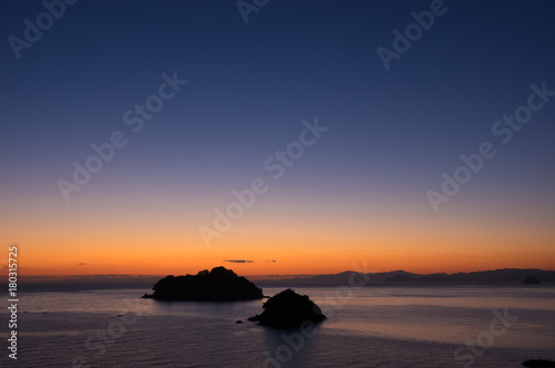 夜明け　朝焼け　瀬戸内海(香川県さぬき市から播磨灘を撮影) © KOZO