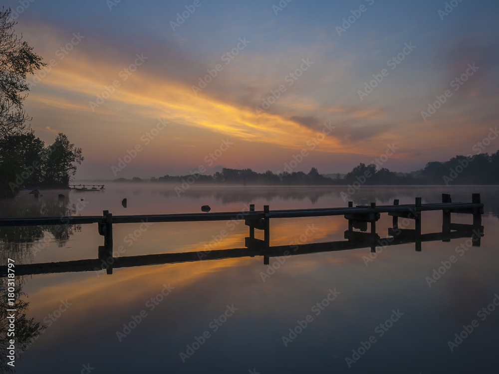 Obraz premium dawn on the lake,wooden pier