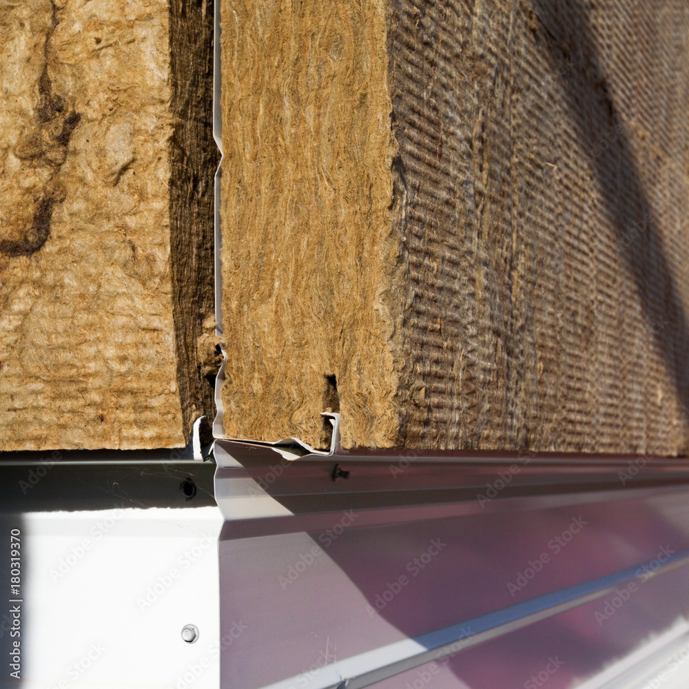 Fototapeta premium panneau d'isolation par l'extérieur sur construction en tôle 