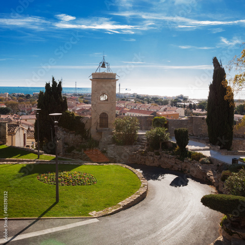 les hauteurs de la ville de Fos-sur-Mer avec la tour de l'horloge photo