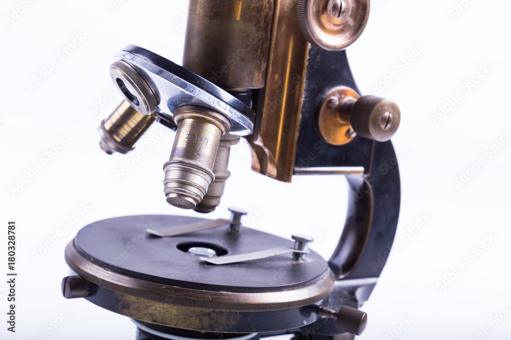 Historisches Mikroskop in verschiedenen Ansichten