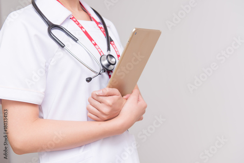 タブレットを持つ看護師