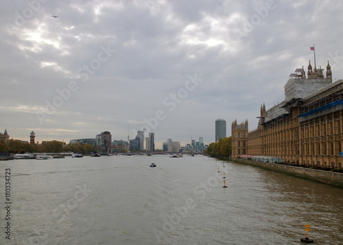 Londyn, Wielka Brytania, pochmurne niebo, Tamiza, po prawej budynek Parlamentu, w tle nowoczesne budynki