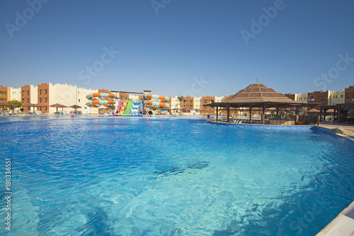 Fototapeta Naklejka Na Ścianę i Meble -  Swimming pool with bar in a luxury tropical hotel resort