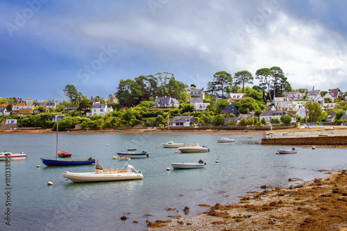 Île aux moines. Front de mer à marée basse sous ciel couvert . Morbihan, Bretagne, France