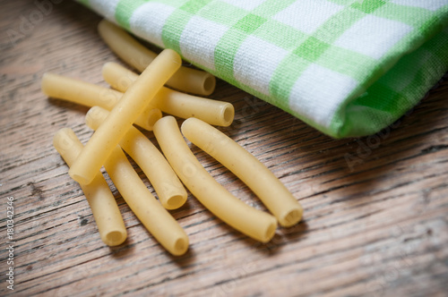 pâtes macaroni et serviette  sur table en bois