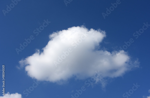  青空と雲「雲の風景」（夢をふくらます、ふわふわ、ふくれたなどのイメージ）