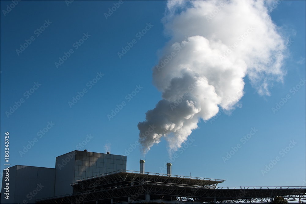 Fumée d'une usine de traitement des déchets à Carrières-sous-Poissy ...