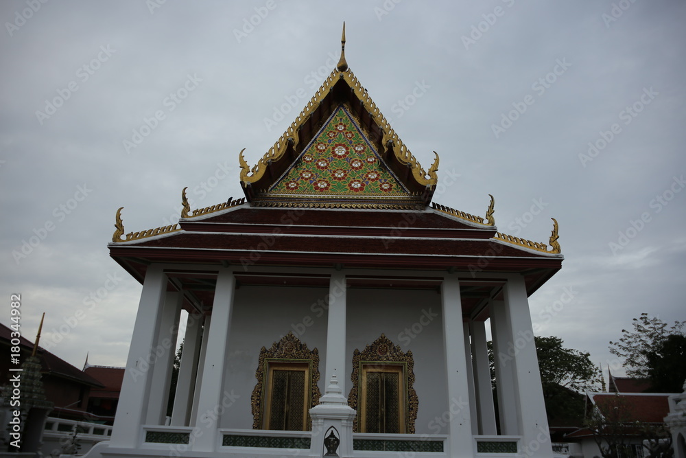 Fototapeta premium タイ 寺： Wat Nang Ratchawihan ローカル寺、美しい赤い屋根、アメイジングタイランド