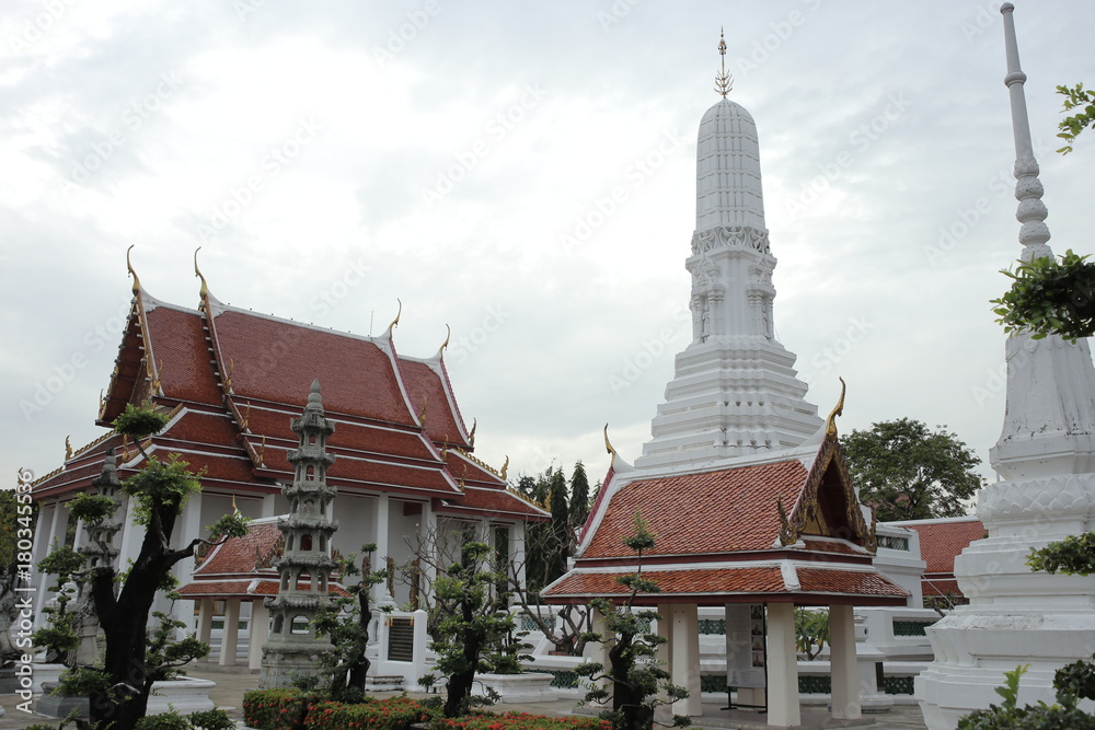 Fototapeta premium タイ 寺： Wat Nang Ratchawihan ローカル寺、美しい赤い屋根、アメイジングタイランド