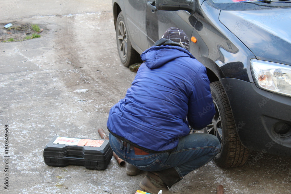 Replacing the wheels on a car. Replacing the wheels on a car.
