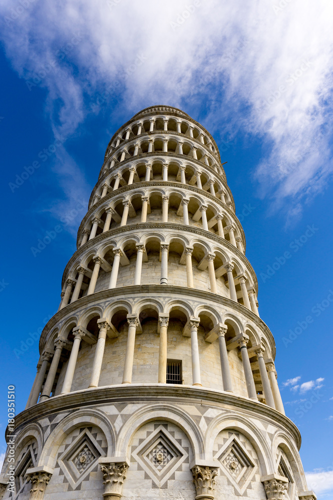 Campo dei Miracoli: torre di Pisa vista da sotto