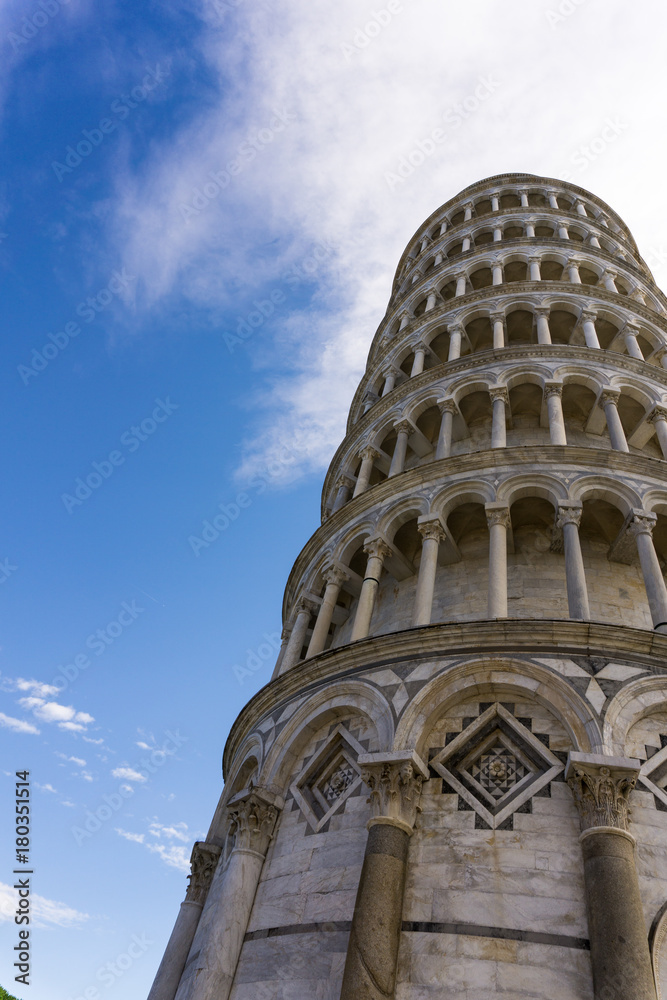 Campo dei Miracoli: Torre di Pisa vista di 3 quarti