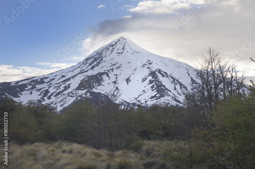 Cara norte del volcán Lanin en el Parque Nacional Lanin, Neuquén, Argentina.