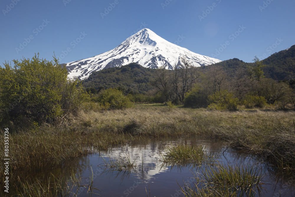 Cara norte del volcán Lanin en el Parque Nacional Lanin, Neuquén, Argentina.