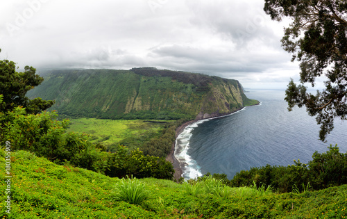 Blick über das Waipio Valley auf Big Island, Hawaii, USA.