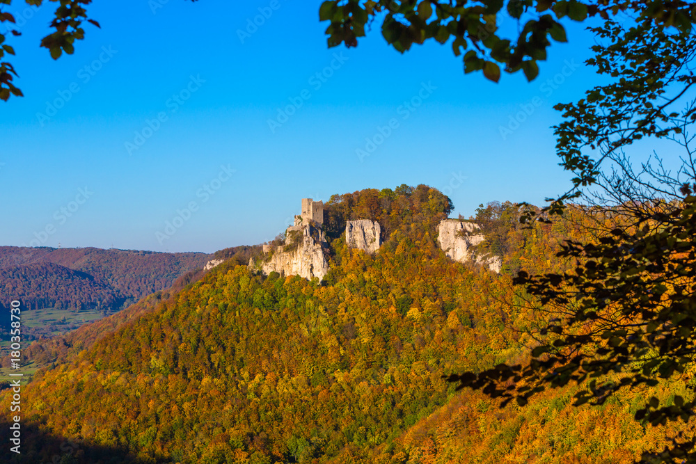 Herbstblick auf die Burg Reußenstein