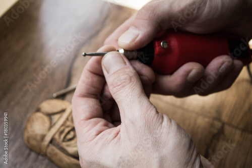 Foto Cutting engraver on wood