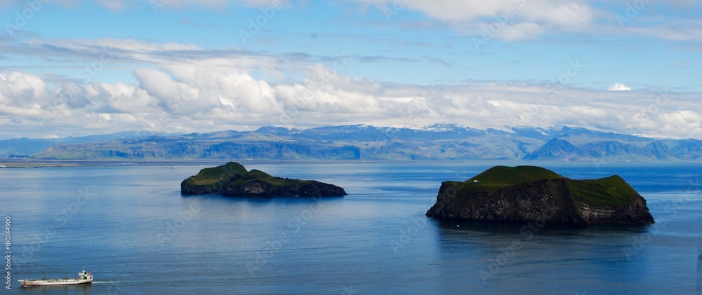 Iles Vestmann, Islande, vue sur le volcan Eyjafallajökull et les îles de bjarnarey et ellidaey