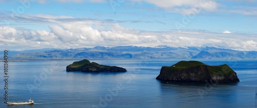 Iles Vestmann, Islande, vue sur le volcan Eyjafallajökull et les îles de bjarnarey et ellidaey