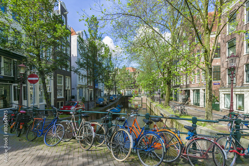 Fahrraeder auf einer Bruecke über eine Kracht in Amsterdam