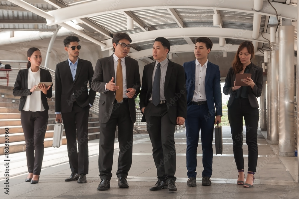 Obraz premium Asian business people and team discussion and planning business financial strategy project.