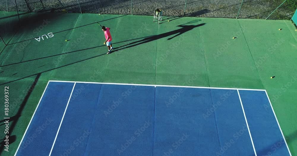 homme qui joue au tennis sur une surface rapide